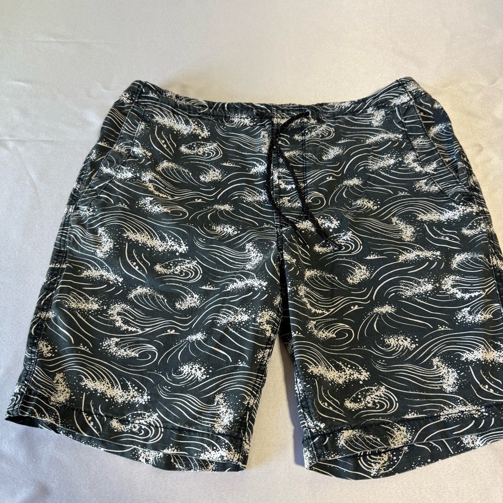 American Eagle extreme flex board shorts, sz L, gray/white, wave design